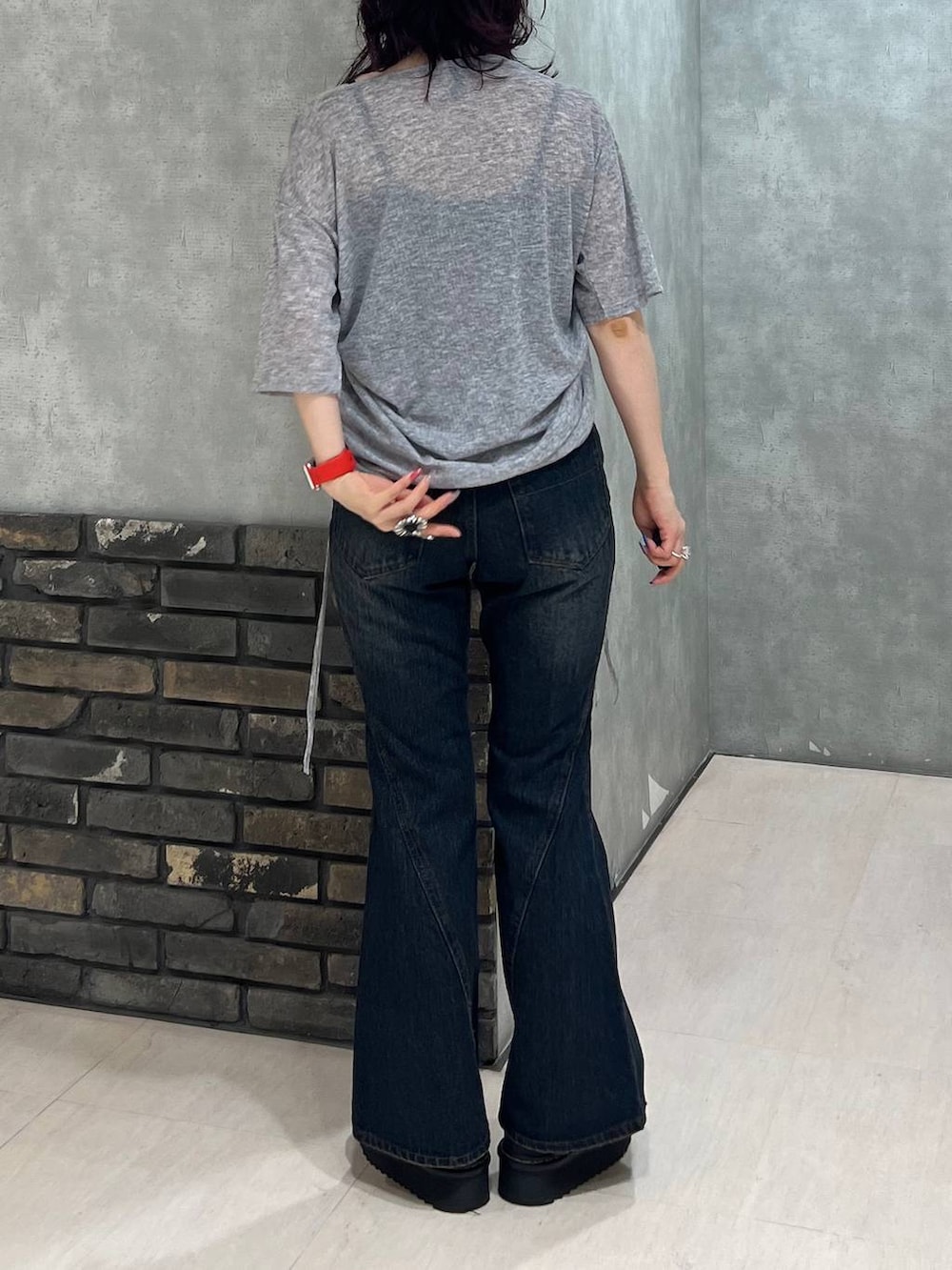 ブルー系のデニムパンツ、グレー系のTシャツ/カットソー、ブラック系のキャップを着用したレディースの夏コーディネートの5枚目の写真