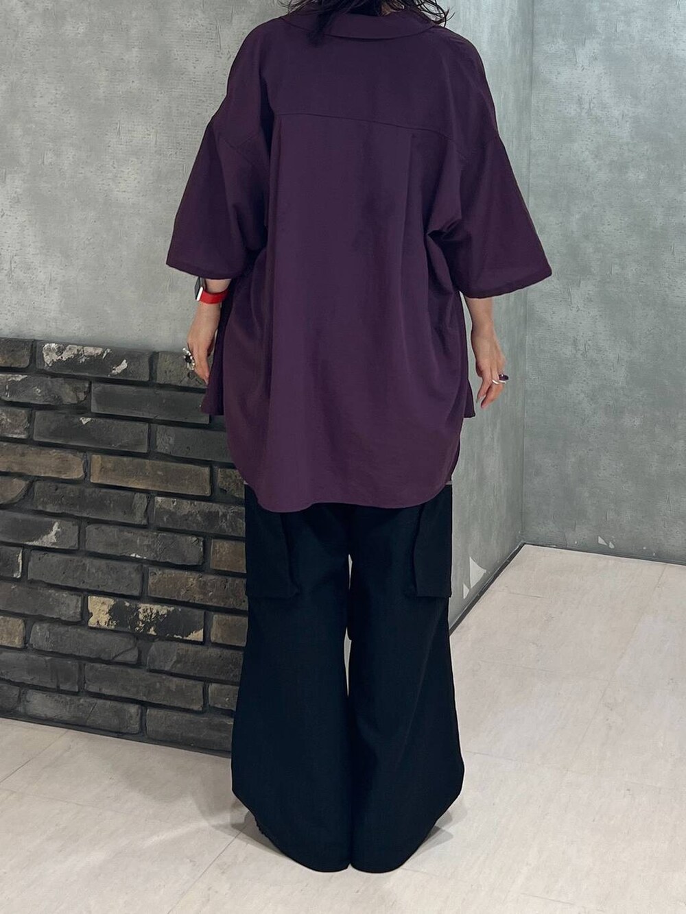 ブラック系のカーゴパンツ、レッド系のシャツ/ブラウス、ブラック系のベルトを着用したレディースの秋コーディネートの4枚目の写真