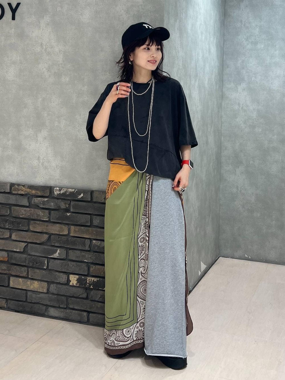 ブラック系のTシャツ/カットソー、グレー系のスウェットパンツ、ブラック系のキャップを着用したレディースの夏コーディネートの7枚目の写真