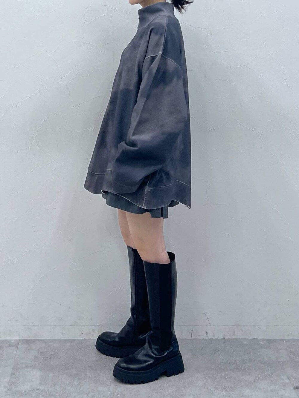 ブラック系のブーツ、グレー系のその他パンツ、グレー系のTシャツ/カットソーを着用したレディースの春コーディネートの5枚目の写真