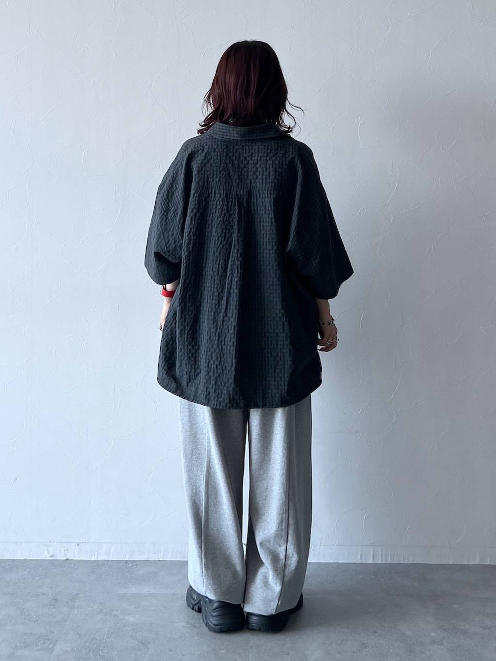 ブラック系のスニーカー、グレー系のスウェットパンツ、ブラック系のシャツ/ブラウスを着用したレディースの秋コーディネートの3枚目の写真