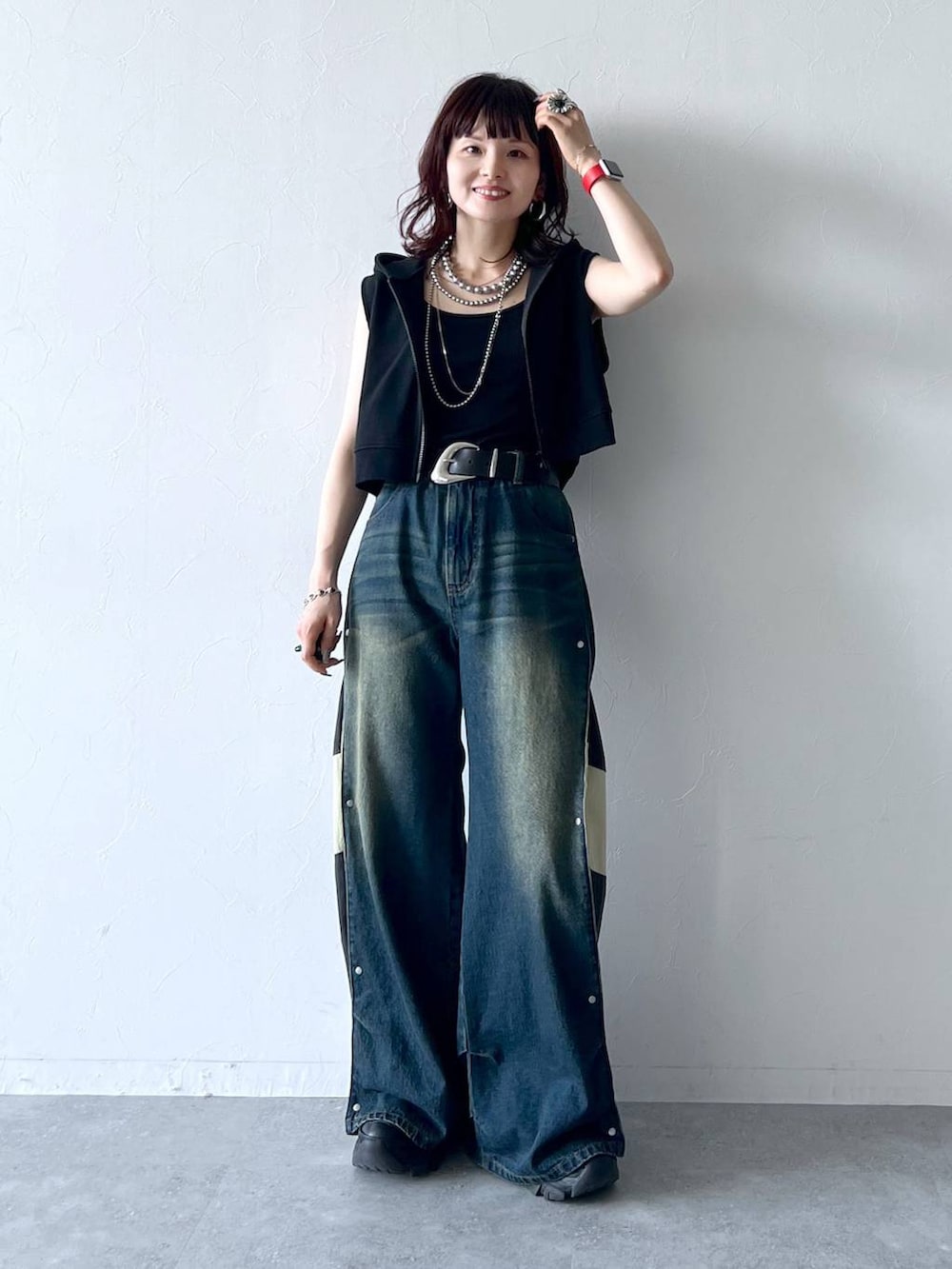 ブラック系のスニーカー、ブラック系のキャミソール、ブラック系のパーカーを着用したレディースの夏コーディネートの2枚目の写真