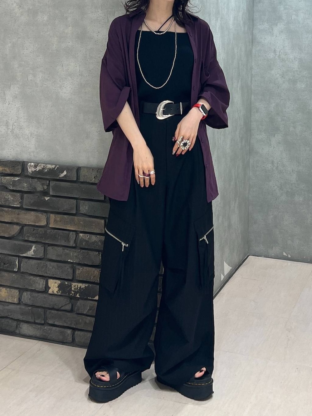 ブラック系のカーゴパンツ、レッド系のシャツ/ブラウス、ブラック系のベルトを着用したレディースの秋コーディネートの7枚目の写真