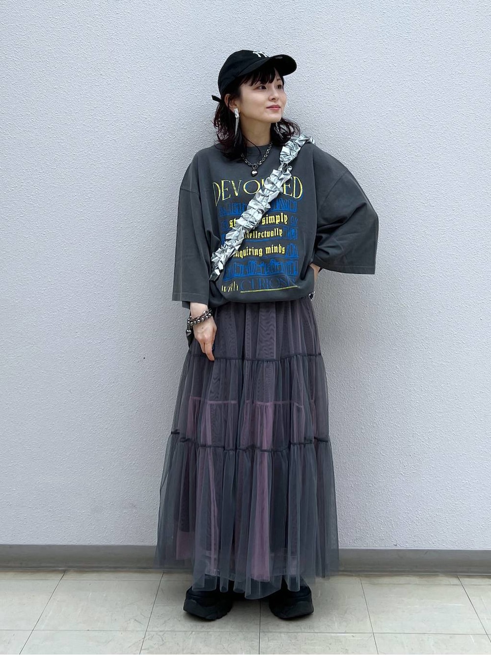 ブラック系のスニーカー、グレー系のスカート、ブルー系のデニムパンツを着用したレディースの夏コーディネートの8枚目の写真