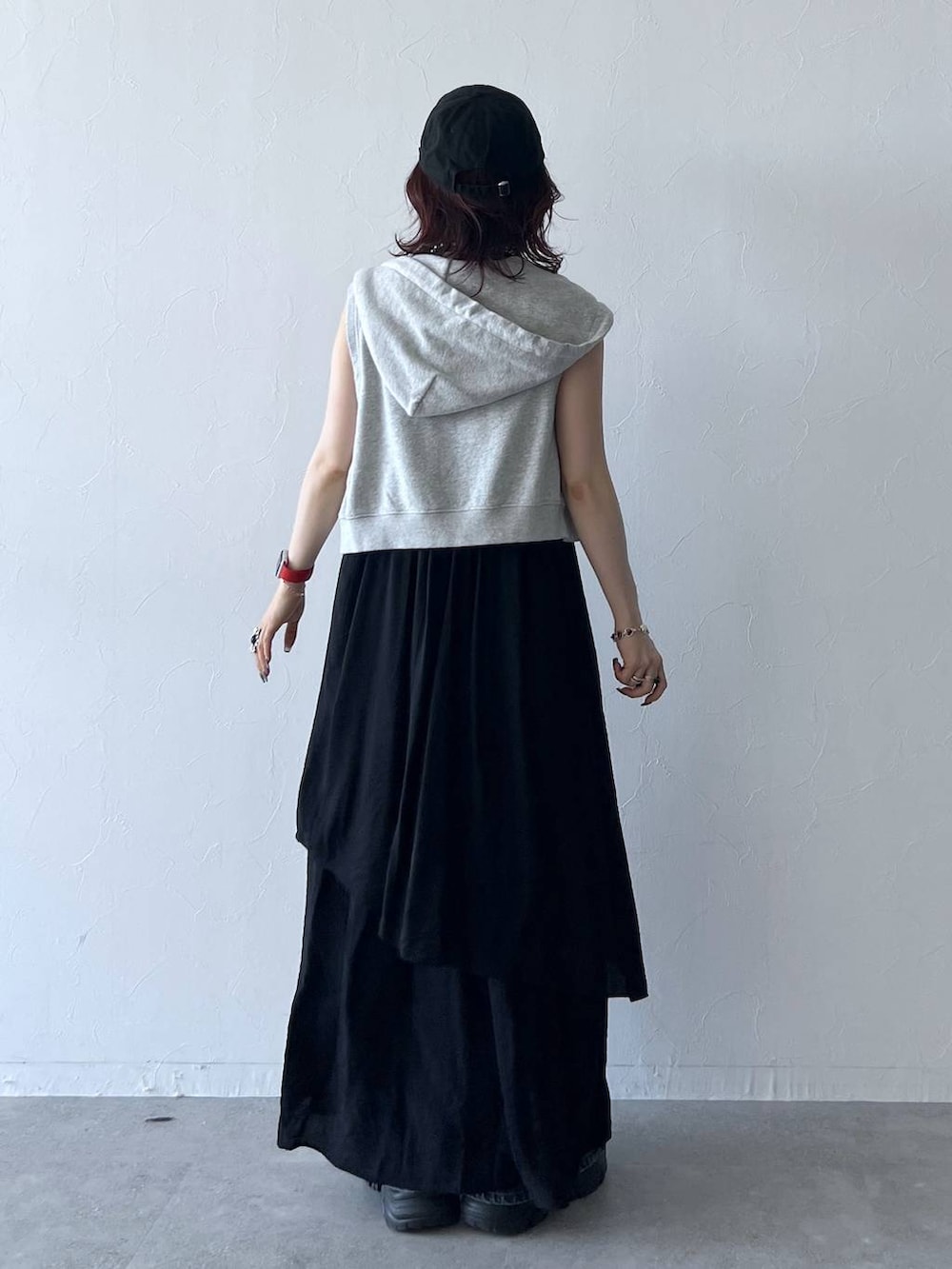 ブラック系のスニーカー、ブルー系のデニムパンツ、ブラック系のキャミソールを着用したレディースの夏コーディネートの4枚目の写真