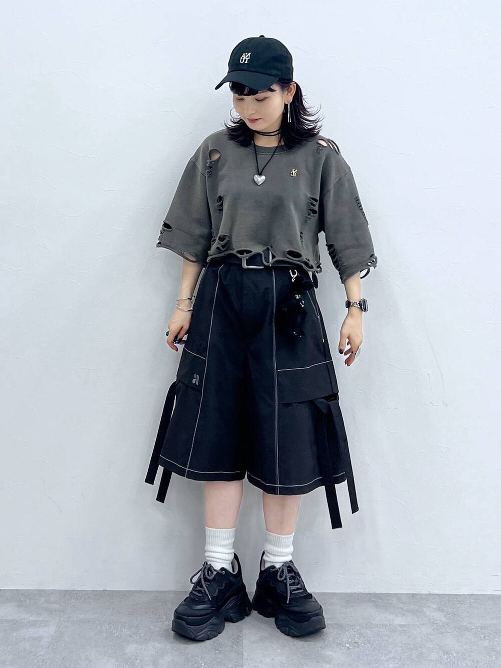 ブラック系のスニーカー、ブラック系のカーゴパンツ、グレー系のTシャツ/カットソーを着用したレディースの夏コーディネートの7枚目の写真