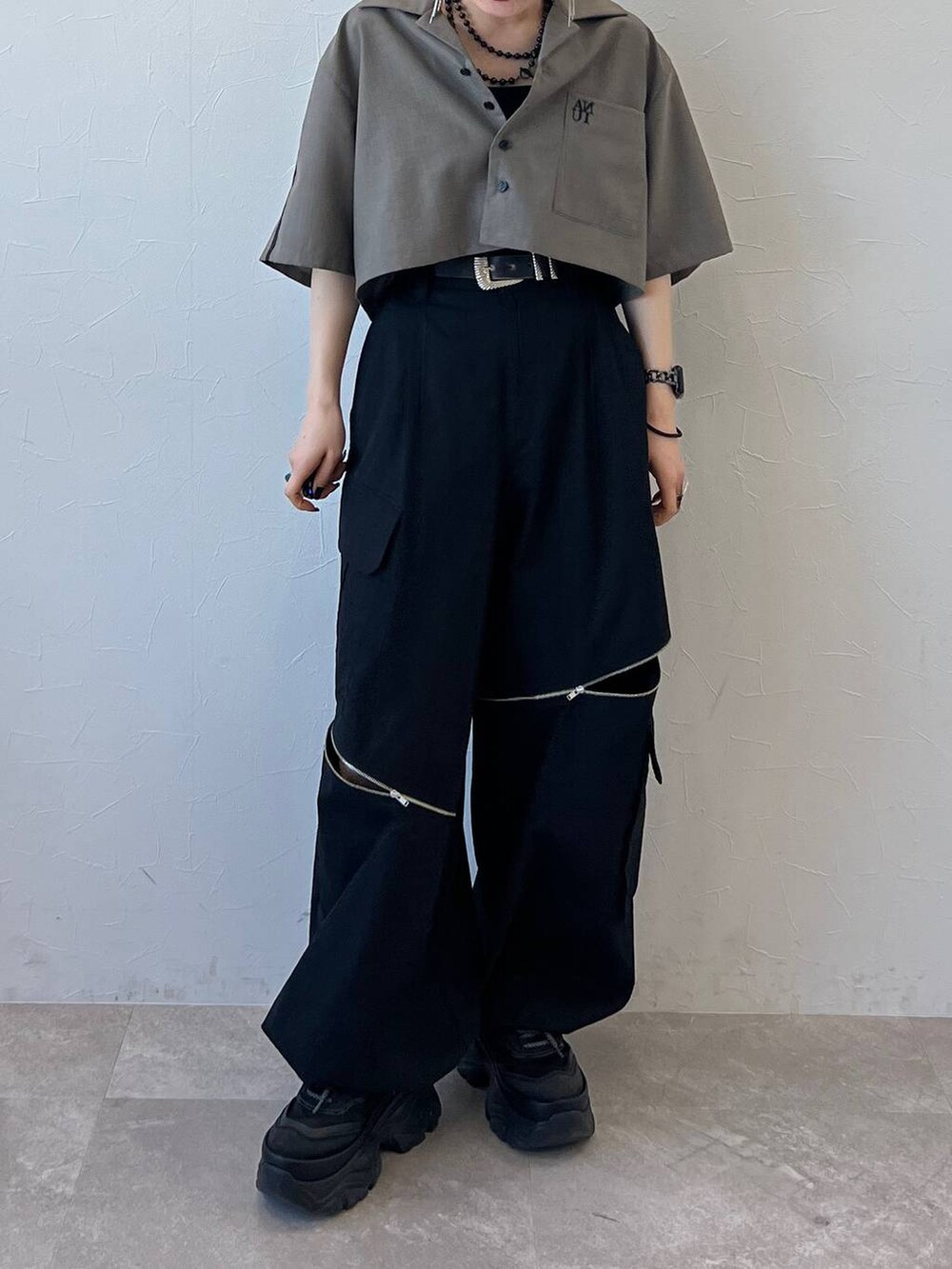 ブラック系のシャツ/ブラウス、ブラック系のカーゴパンツ、ブラック系のスニーカーを着用したレディースの春コーディネートの4枚目の写真