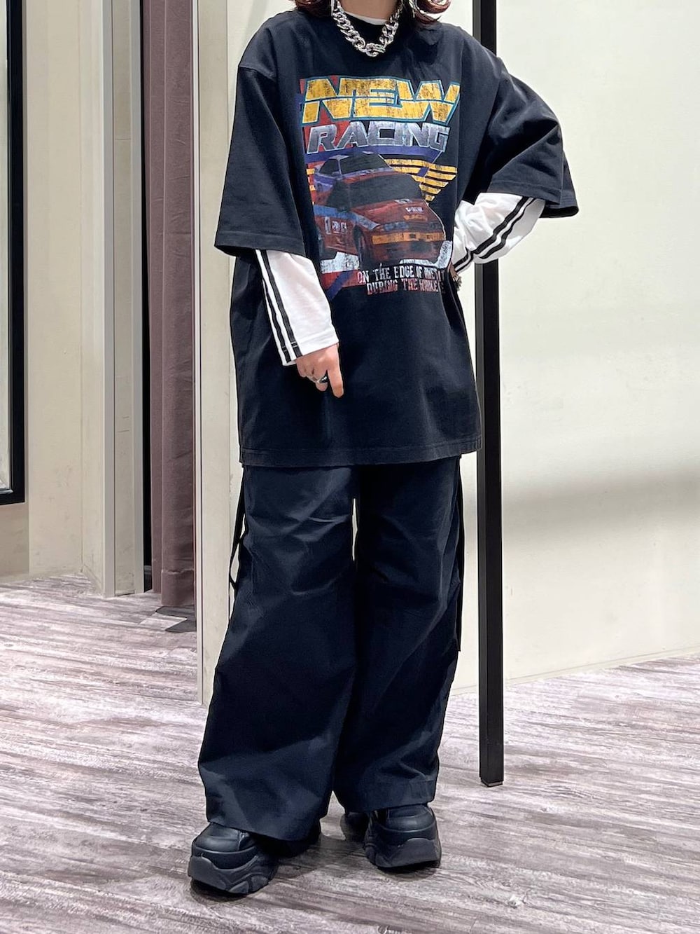 ブラック系のスニーカー、ブラック系のカーゴパンツ、ブラック系のTシャツ/カットソーを着用したレディースの春コーディネートの7枚目の写真