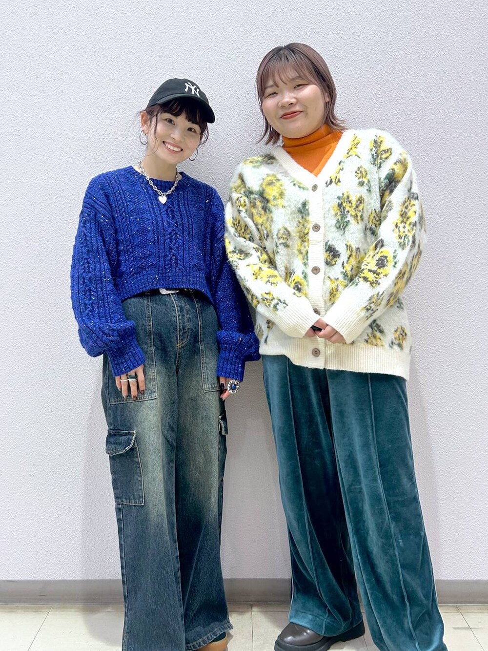 オレンジ系のニット/セーター、ブルー系のその他パンツ、ブルー系のニット/セーターを着用したレディースの冬コーディネートの3枚目の写真