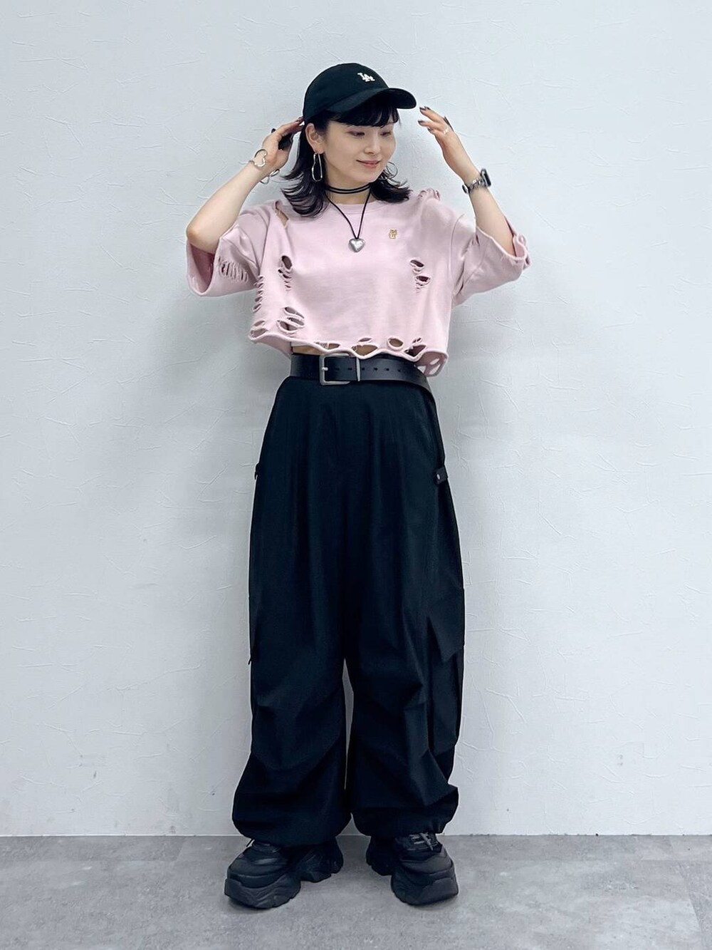 ブラック系のカーゴパンツ、ブラック系のスニーカー、ピンク系のTシャツ/カットソーを着用したレディースの秋コーディネートの7枚目の写真