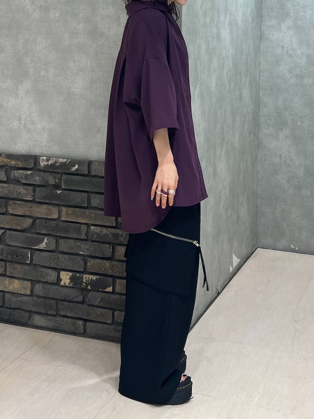 ブラック系のカーゴパンツ、レッド系のシャツ/ブラウス、ブラック系のベルトを着用したレディースの秋コーディネートの5枚目の写真