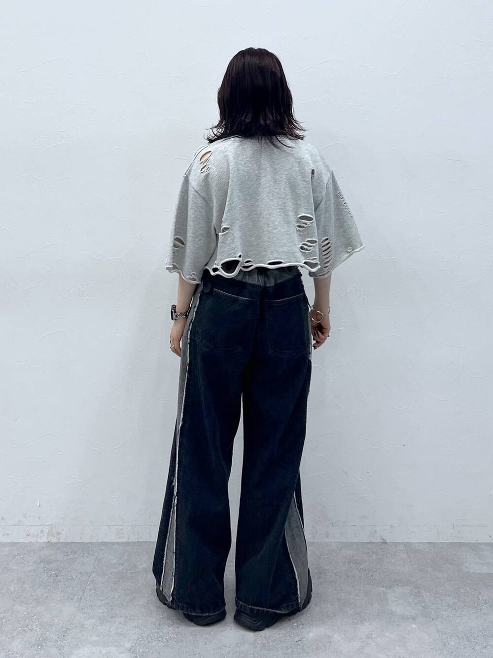 グレー系のネクタイ、ブラック系のスニーカー、ブルー系のデニムパンツを着用したレディースの夏コーディネートの4枚目の写真