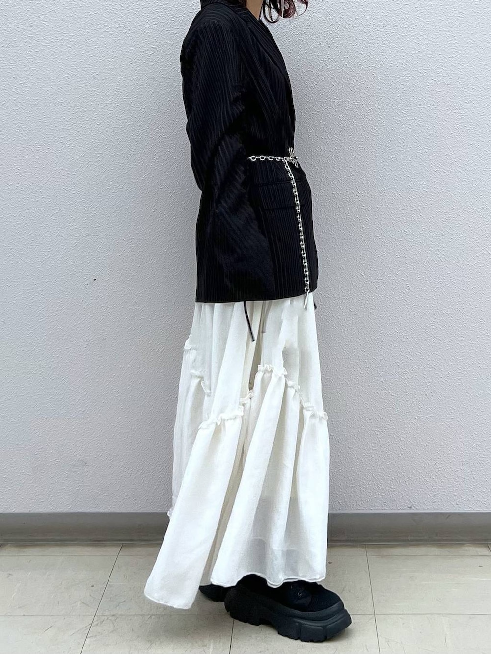 その他のテーラードジャケット、ホワイト系のスカート、グレー系のTシャツ/カットソーを着用したレディースの春コーディネートの4枚目の写真