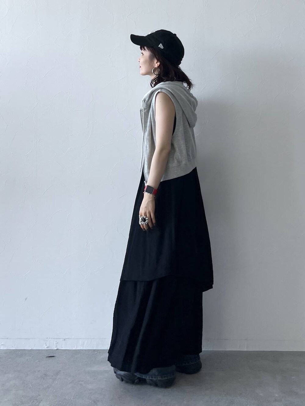 ブラック系のスニーカー、ブルー系のデニムパンツ、ブラック系のキャミソールを着用したレディースの夏コーディネートの3枚目の写真