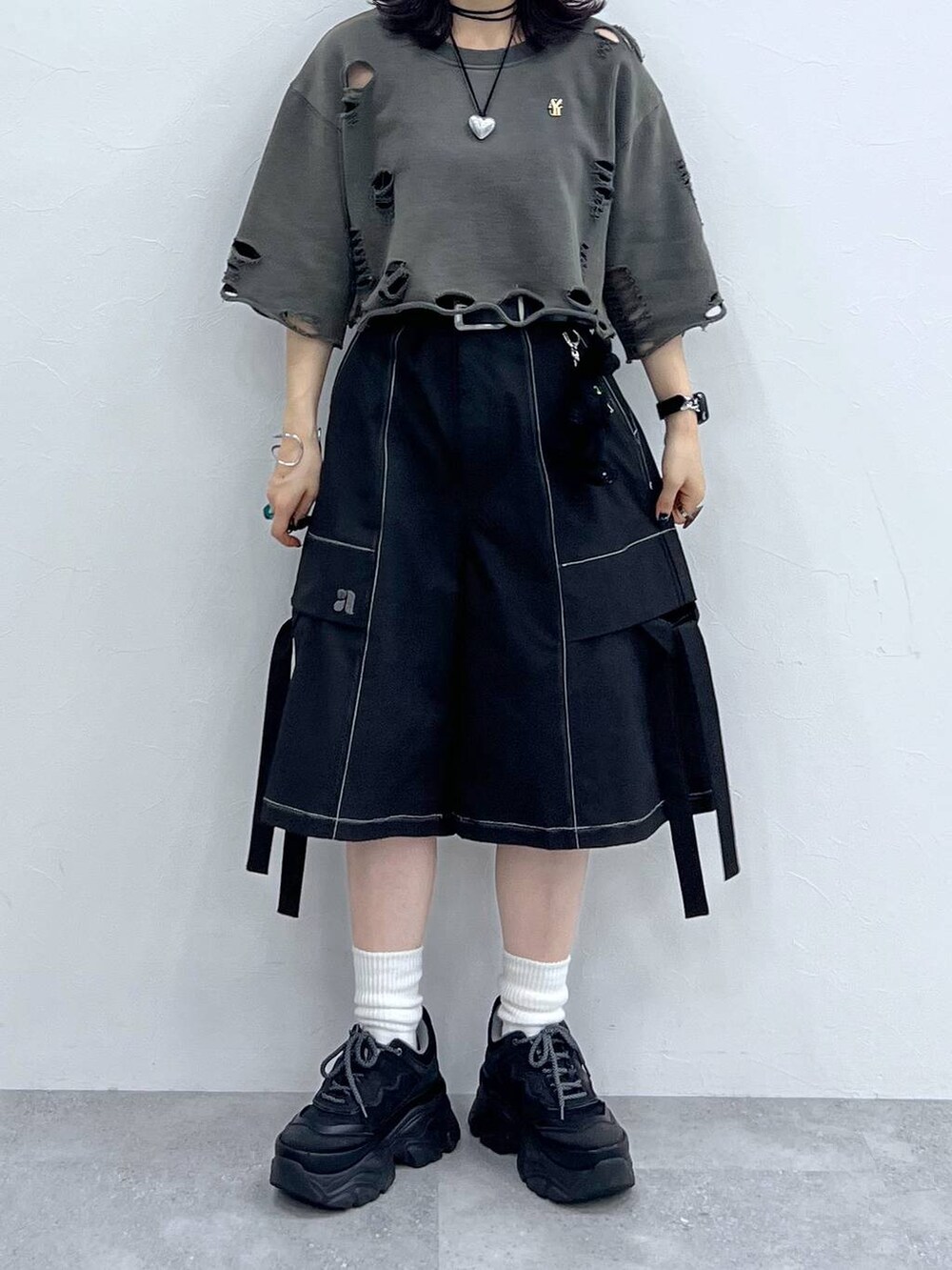 ブラック系のスニーカー、ブラック系のカーゴパンツ、グレー系のTシャツ/カットソーを着用したレディースの夏コーディネートの6枚目の写真