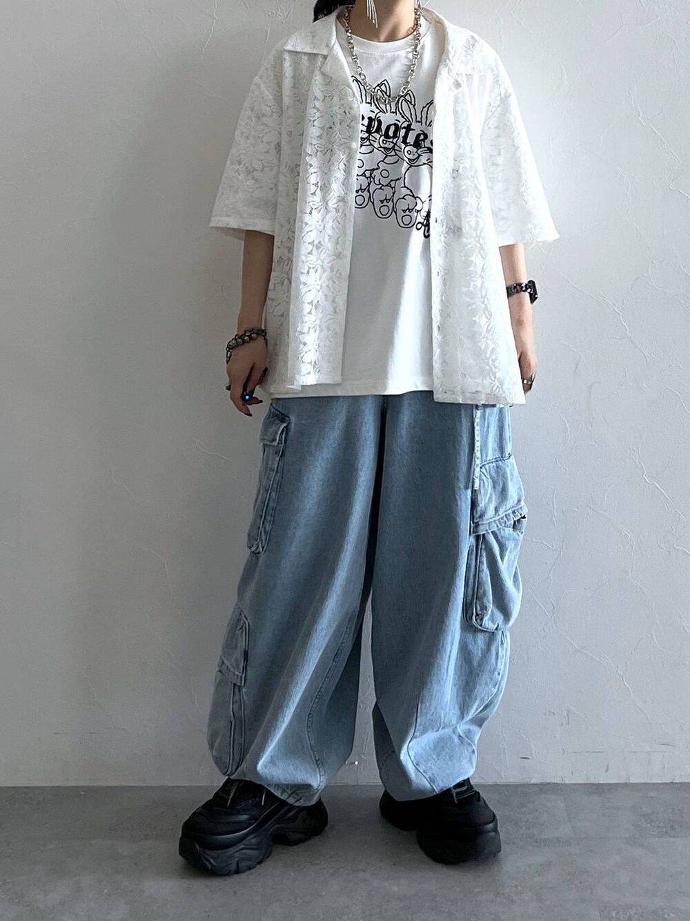 ホワイト系のシャツ/ブラウス、ブラック系のスニーカー、ホワイト系のTシャツ/カットソーを着用したレディースの夏コーディネートの7枚目の写真