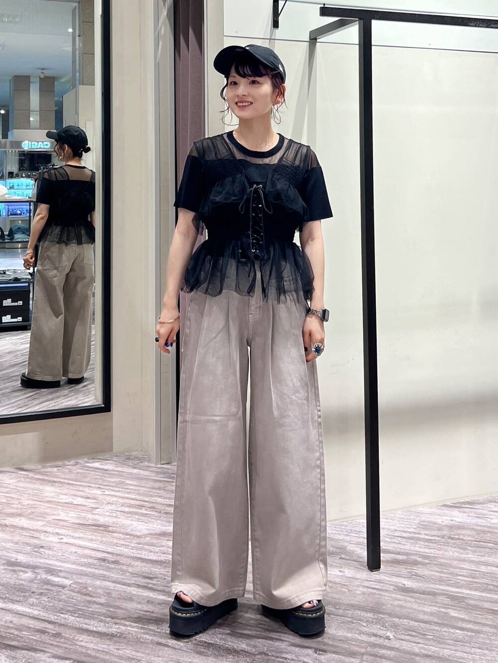 ブラック系のベスト、ブラック系のTシャツ/カットソー、ベージュ系のデニムパンツを着用したレディースの夏コーディネートの8枚目の写真