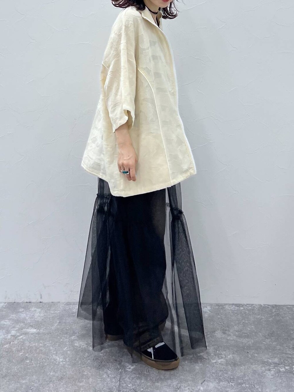 ブラック系のキャミソール、ブラック系のスカート、ブラック系のデニムパンツを着用したレディースの夏コーディネートの4枚目の写真