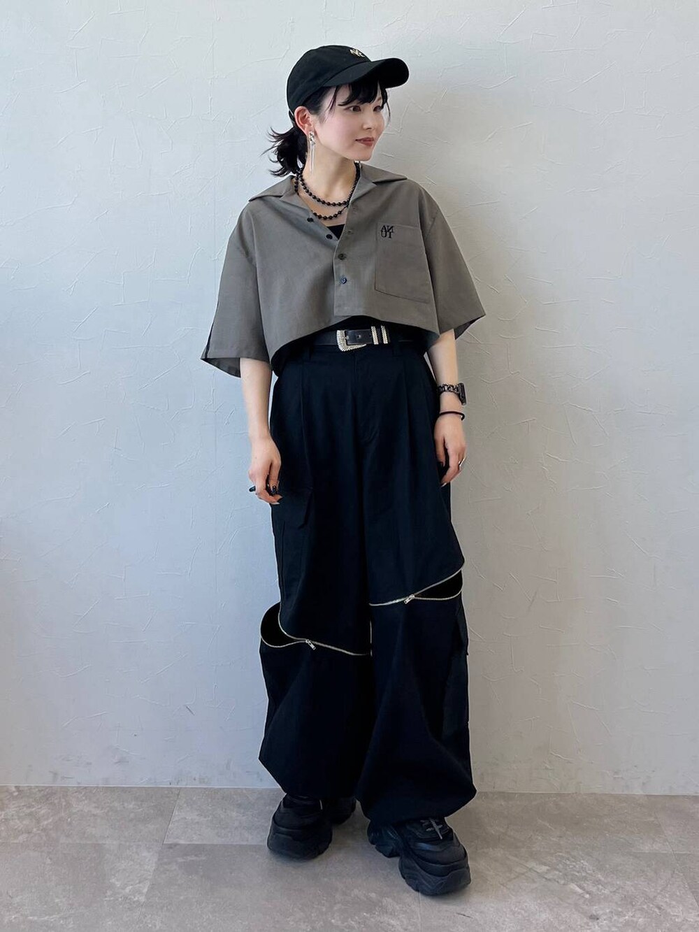 ブラック系のシャツ/ブラウス、ブラック系のカーゴパンツ、ブラック系のスニーカーを着用したレディースの春コーディネートの2枚目の写真