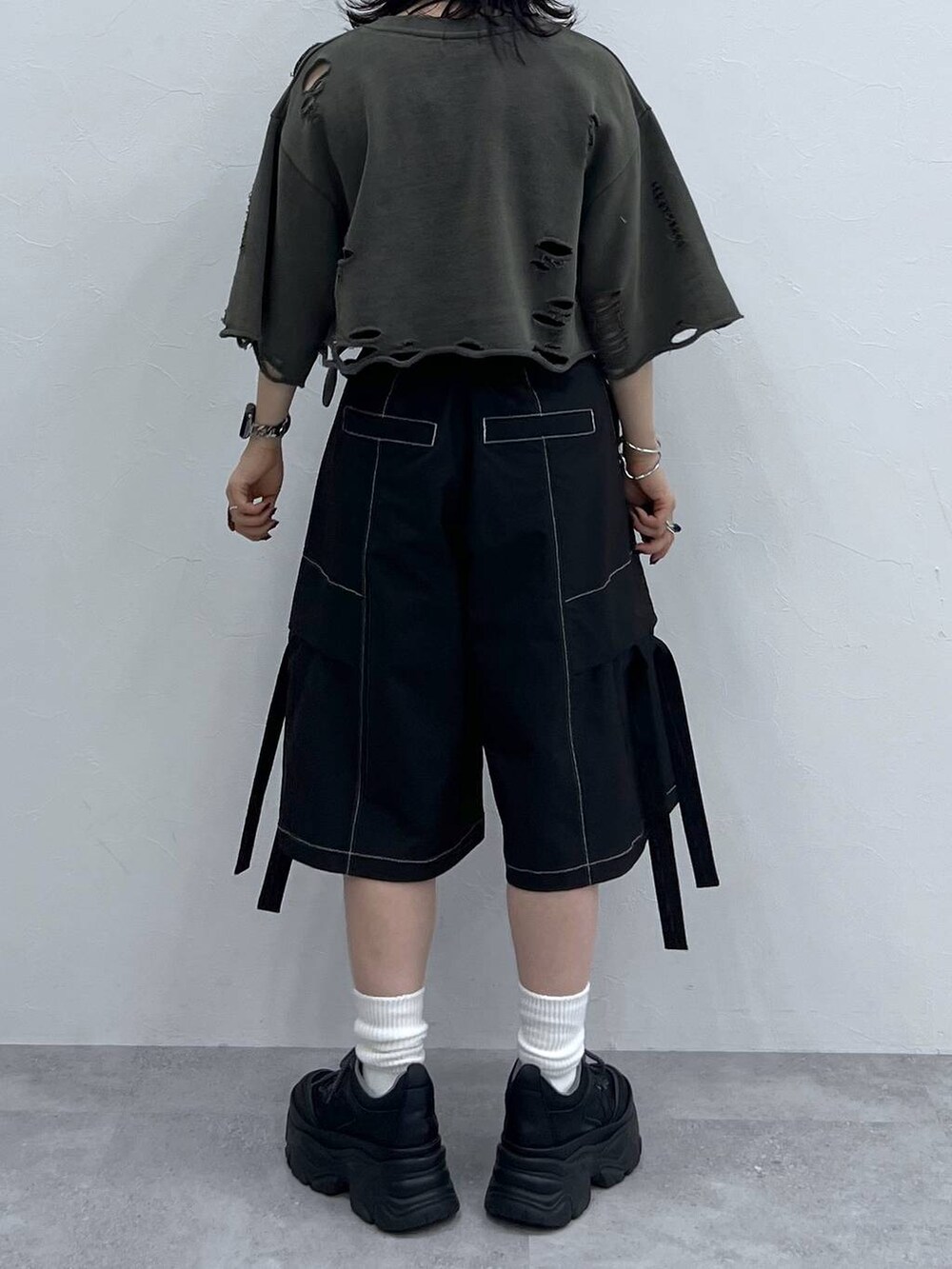 ブラック系のスニーカー、ブラック系のカーゴパンツ、グレー系のTシャツ/カットソーを着用したレディースの夏コーディネートの5枚目の写真