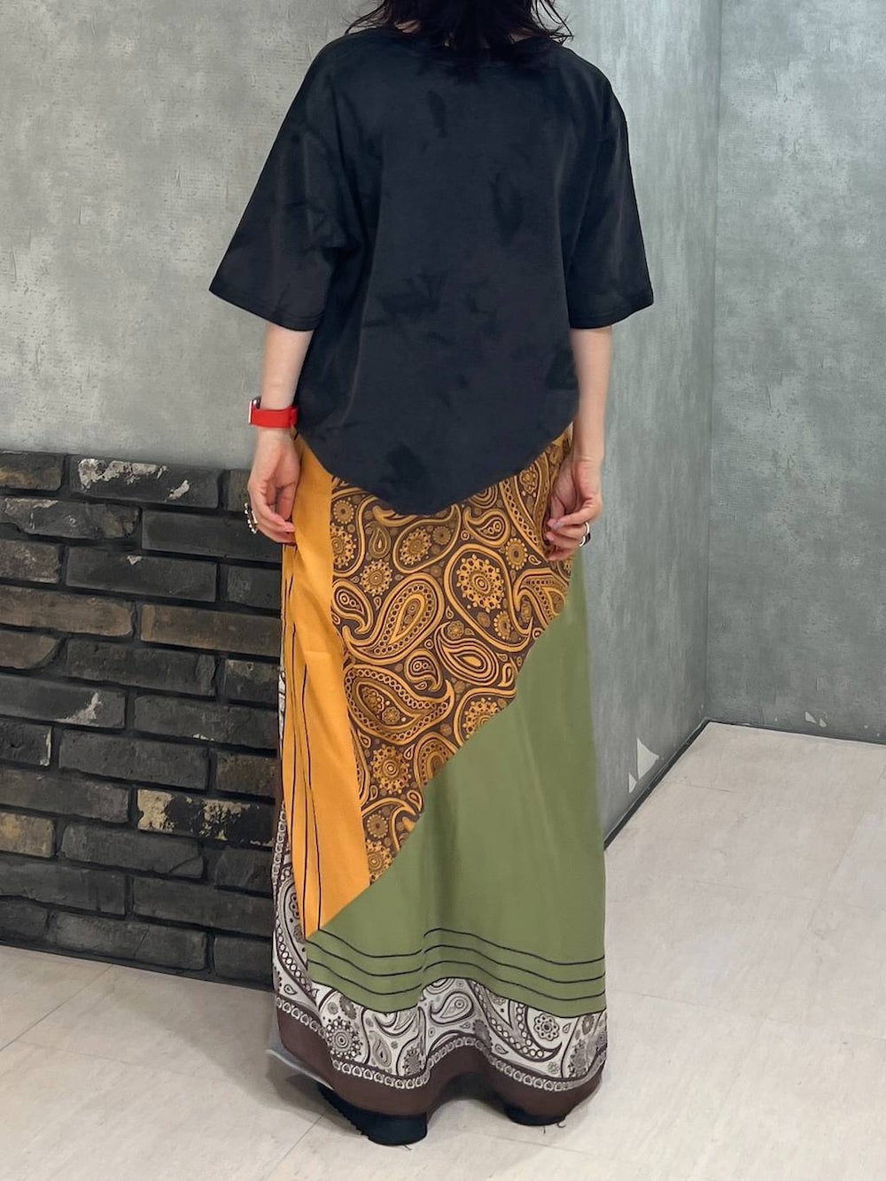 ブラック系のTシャツ/カットソー、グレー系のスウェットパンツ、ブラック系のキャップを着用したレディースの夏コーディネートの5枚目の写真