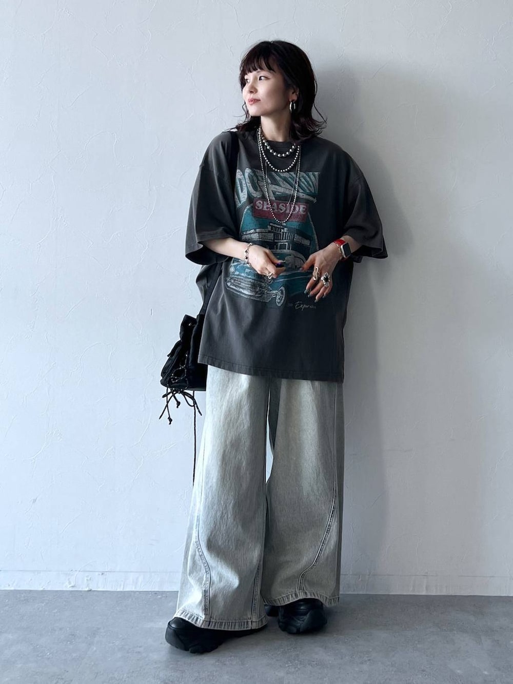 ブラック系のスニーカー、ブルー系のデニムパンツ、グレー系のTシャツ/カットソーを着用したレディースの夏コーディネートの7枚目の写真