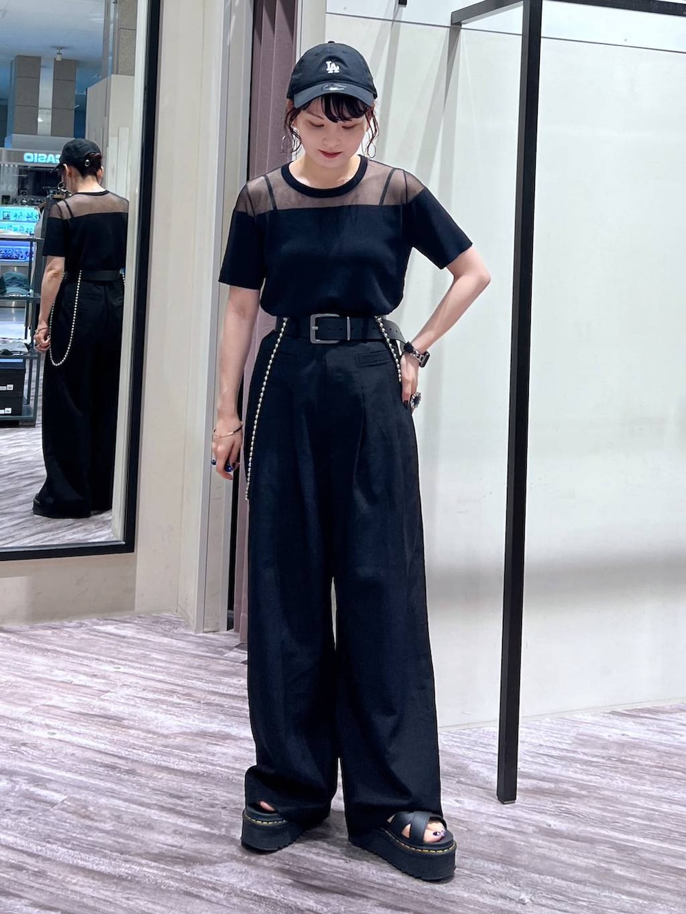 ブラック系のキャミソール、ブラック系のTシャツ/カットソー、ブラック系のスラックスを着用したレディースの夏コーディネートの2枚目の写真