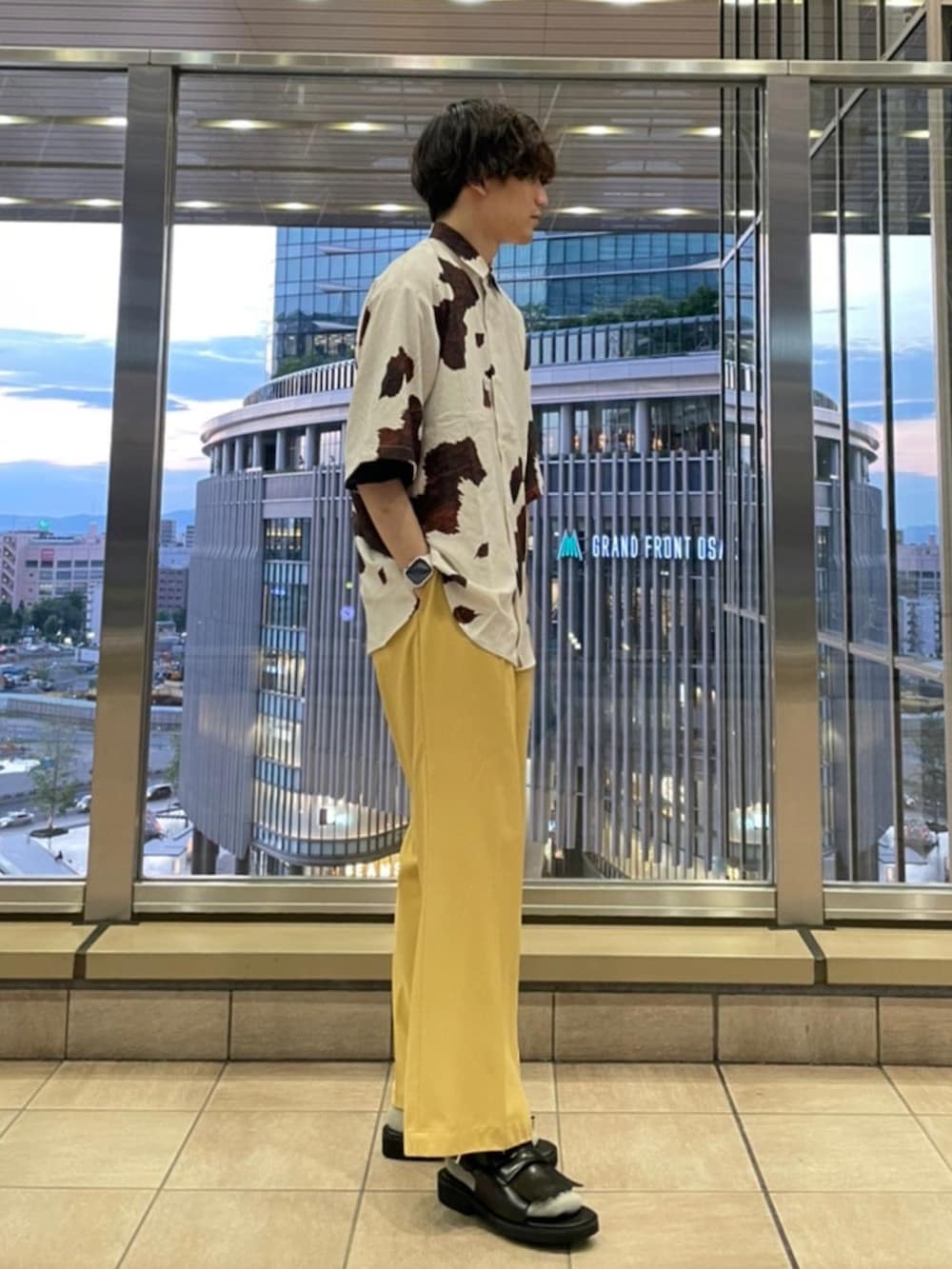 ホワイト系のシャツ/ブラウス、イエロー系のその他パンツ、ブラック系のサンダルを着用したメンズの夏コーディネートの2枚目の写真