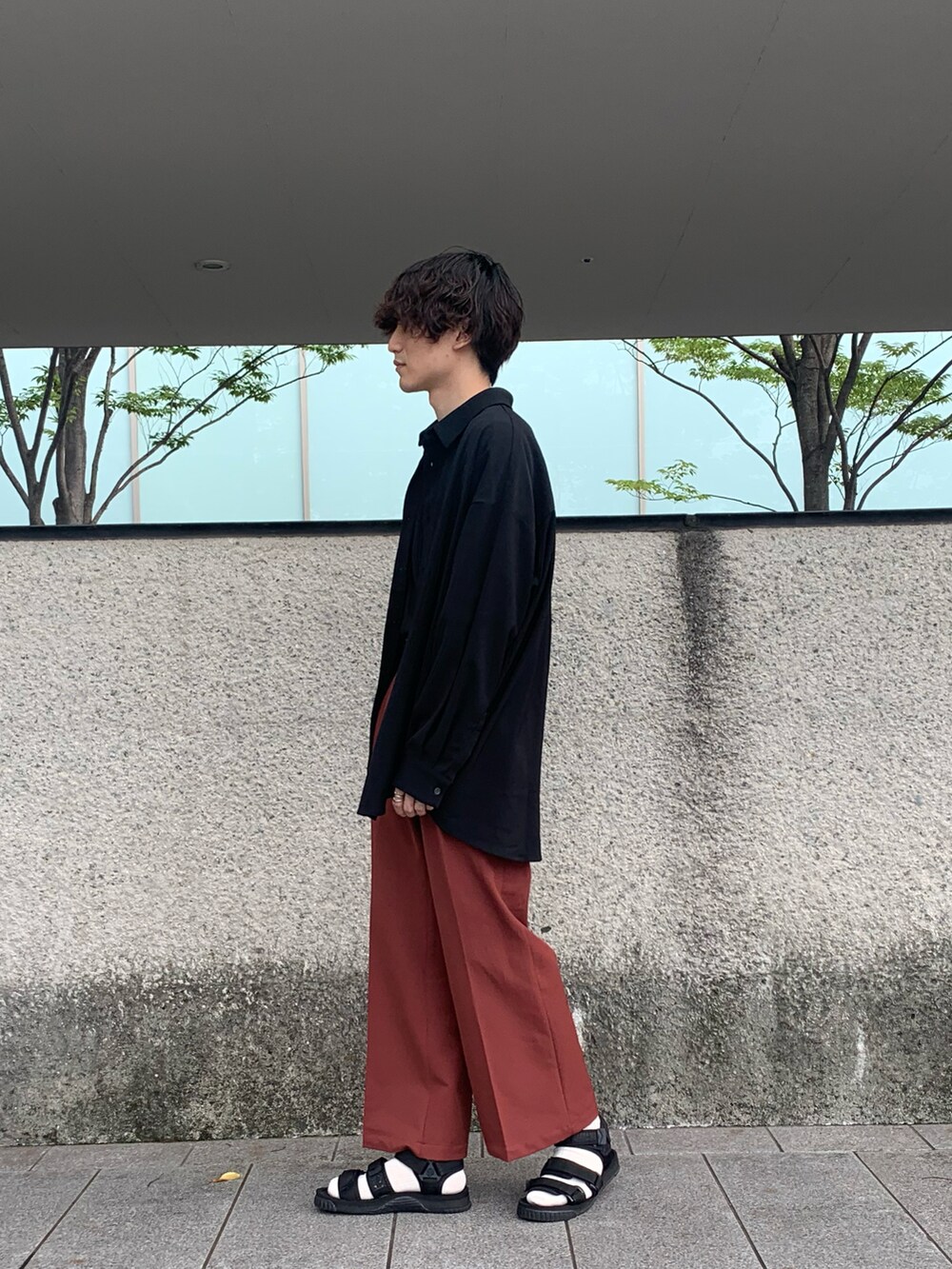 レッド系のその他パンツ、ブラック系のTシャツ/カットソー、ブラック系のシャツ/ブラウスを着用したメンズの夏コーディネートの2枚目の写真