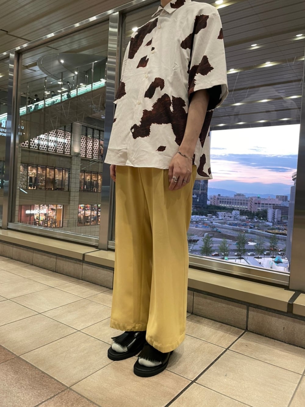 ホワイト系のシャツ/ブラウス、イエロー系のその他パンツ、ブラック系のサンダルを着用したメンズの夏コーディネートの3枚目の写真