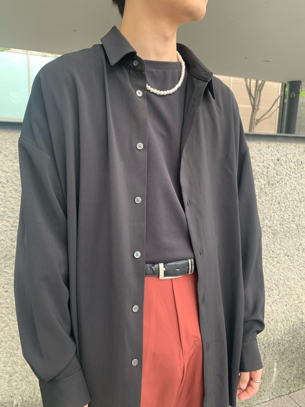 レッド系のその他パンツ、ブラック系のTシャツ/カットソー、ブラック系のシャツ/ブラウスを着用したメンズの夏コーディネートの3枚目の写真