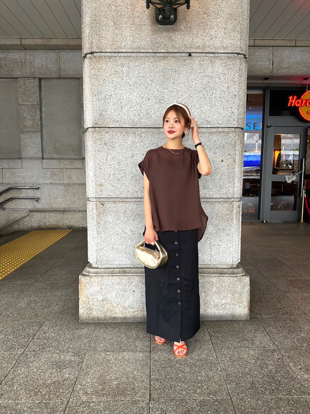 「テチチ(Te chichi)、ブラウン、タイトスカート、ミニバッグ、夏コーデ、低身長コーデ、おちびさん、大人コーデ、ママコーデ、ハイウエスト、タイトロングスカート、ブラウス、シースルートップス、透け感ブラウス、透け感トップス」｜「Te chichiのキャミ付シアーTブラウス（シャツ/ブラウス、ブラウン系）」を使った、Rieさん（レディース・150cm）の春コーディネートの3枚目の写真