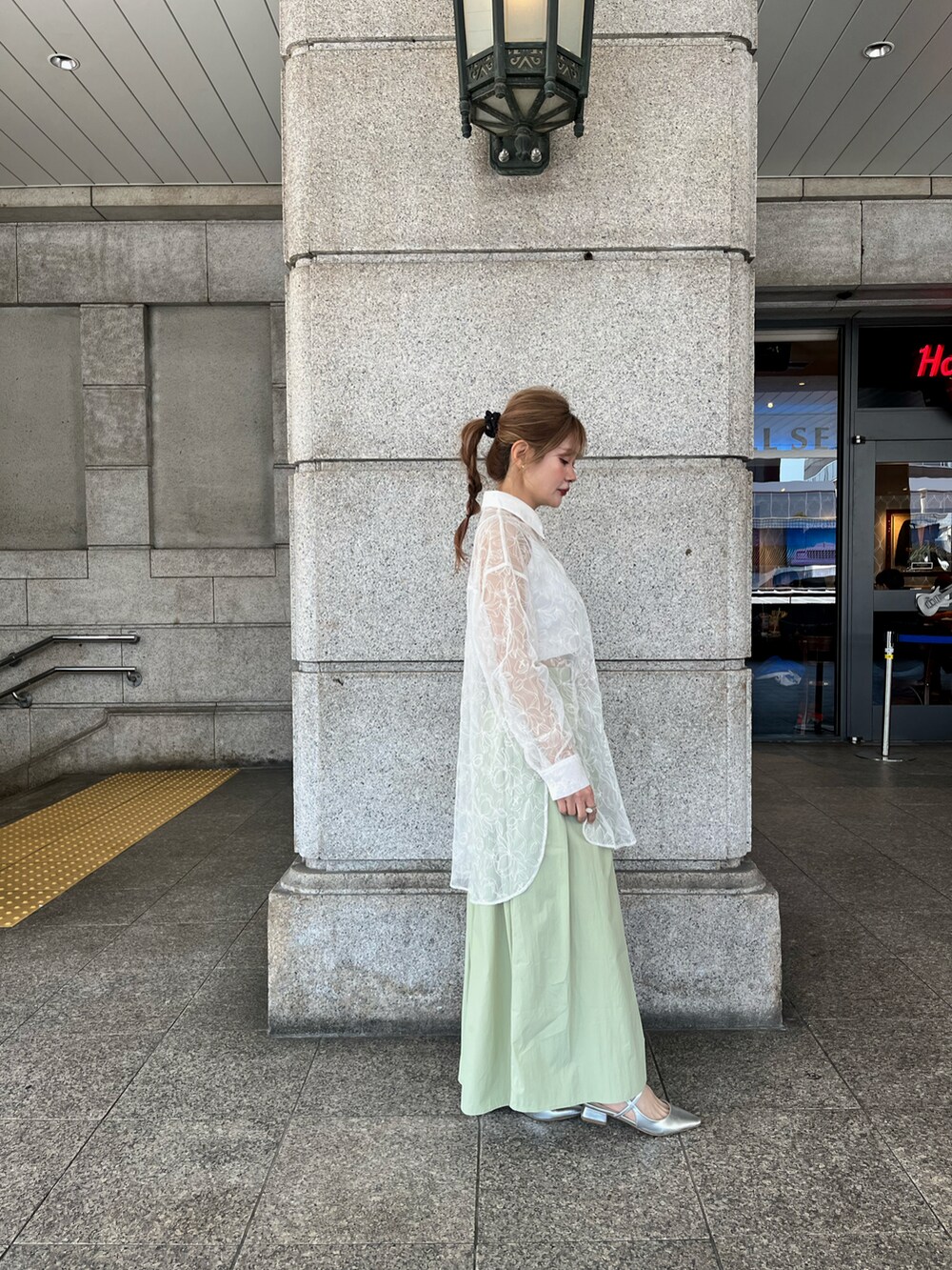 「大人女子、お出かけコーデ、春ファッション、低身長コーデ、テチチ(Te chichi)、骨格ストレート、お仕事コーデ、シースルー、40代ファッション」｜「Te chichiのアイテム（シャツ/ブラウス、ホワイト系）」を使った、Rieさん（レディース・150cm）の春コーディネートの2枚目の写真
