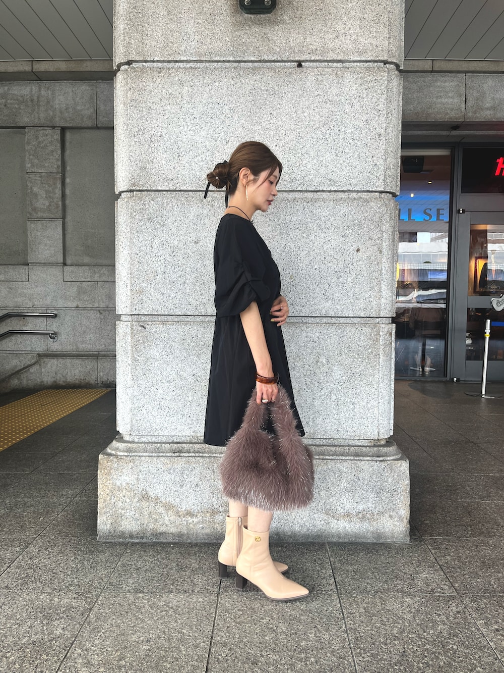 「大人ファッション、低身長女子、休日スタイル、チュニック、ミニワンピ風、ファーバッグ、テチチ(Te chichi)、キレイめコーデ」｜「Te chichiのシャイニーラメファーバッグ（ハンドバッグ、ブラウン系）」を使った、Rieさん（レディース・150cm）の秋コーディネートの5枚目の写真