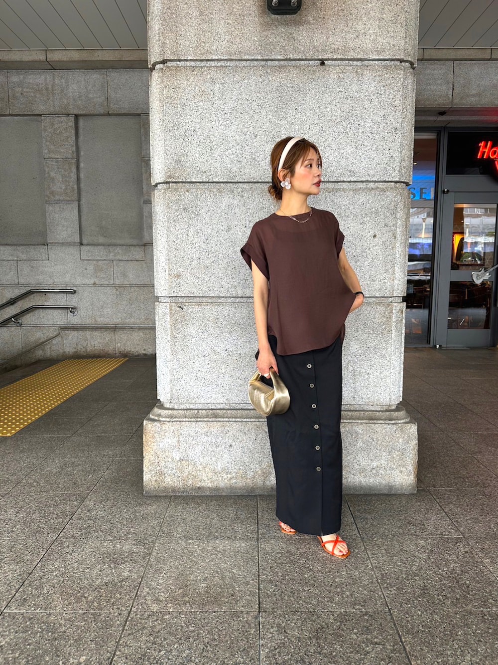 「テチチ(Te chichi)、ブラウン、タイトスカート、ミニバッグ、夏コーデ、低身長コーデ、おちびさん、大人コーデ、ママコーデ、ハイウエスト、タイトロングスカート、ブラウス、シースルートップス、透け感ブラウス、透け感トップス」｜「Te chichiのキャミ付シアーTブラウス（シャツ/ブラウス、ブラウン系）」を使った、Rieさん（レディース・150cm）の春コーディネートの2枚目の写真