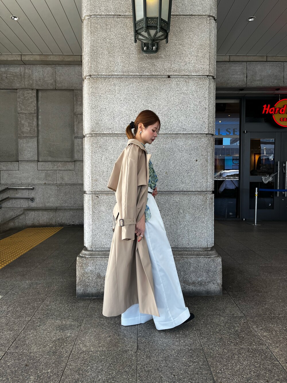 「春色、テチチ(Te chichi)、春カラー、パンツスタイル、花柄ブラウス、トレンチコート、透け感ブラウス、オフィスカジュアル」｜「Te chichiのフラワープリントシアーフリルブラウス《2025spring catalog item》（シャツ/ブラウス、ブルー系）」を使った、Rieさん（レディース・150cm）の春コーディネートの3枚目の写真
