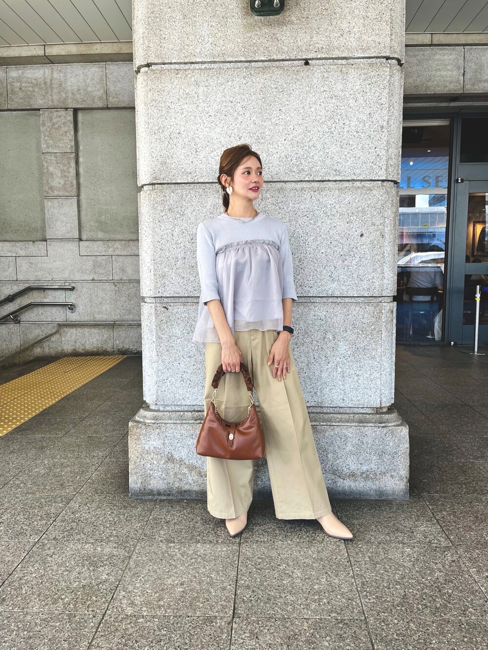 「チュールニット、チノパン、淡色コーデ、低身長女子、秋先取りコーデ、大人女子、夏秋ミックス、イエベ秋、テチチ(Te chichi)、半袖ニット」｜「Te chichiのニットドッキングペプラムプルオーバー（ニット/セーター、グレー系）」を使った、Rieさん（レディース・150cm）の秋コーディネートの2枚目の写真