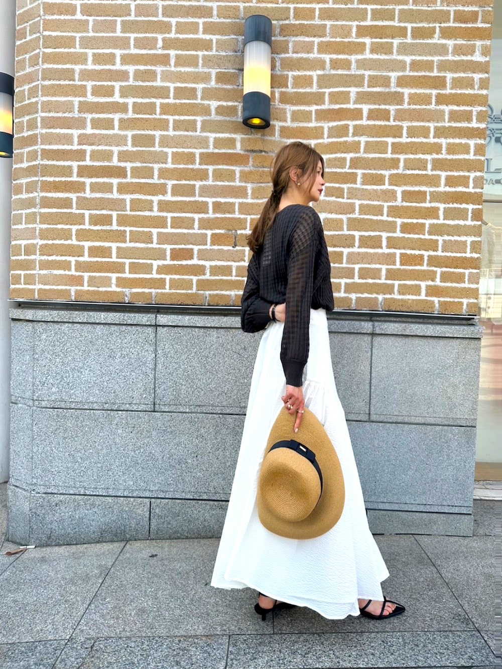 「大人カジュアル、低身長コーデ、春、モノトーンコーデ、テチチ(Te chichi)、フレアスカート、シロスカート、シースルーカーディガン」｜「Te chichiのアイテム（帽子、イエロー系）」を使った、Rieさん（レディース・150cm）の春コーディネートの3枚目の写真