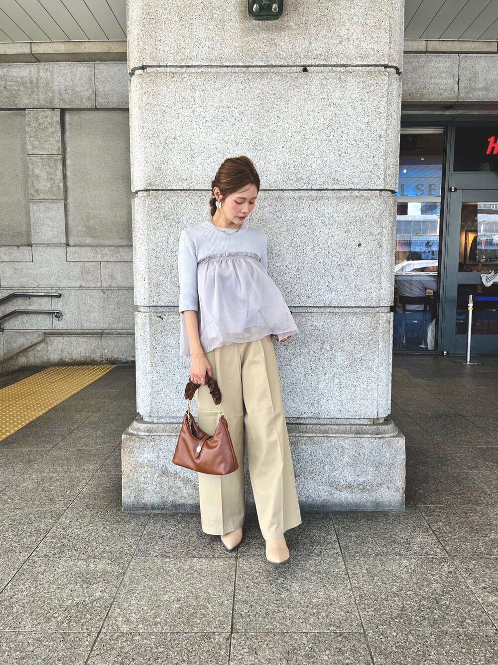 「チュールニット、チノパン、淡色コーデ、低身長女子、秋先取りコーデ、大人女子、夏秋ミックス、イエベ秋、テチチ(Te chichi)、半袖ニット」｜「Te chichiのニットドッキングペプラムプルオーバー（ニット/セーター、グレー系）」を使った、Rieさん（レディース・150cm）の秋コーディネートの4枚目の写真