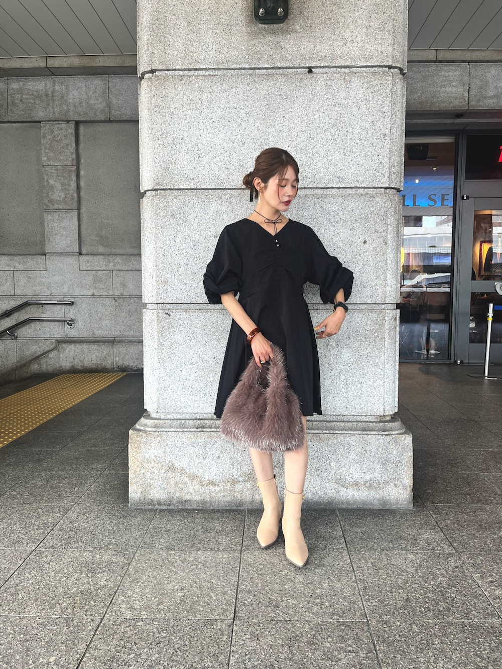 「大人ファッション、低身長女子、休日スタイル、チュニック、ミニワンピ風、ファーバッグ、テチチ(Te chichi)、キレイめコーデ」｜「Te chichiのシャイニーラメファーバッグ（ハンドバッグ、ブラウン系）」を使った、Rieさん（レディース・150cm）の秋コーディネートの3枚目の写真
