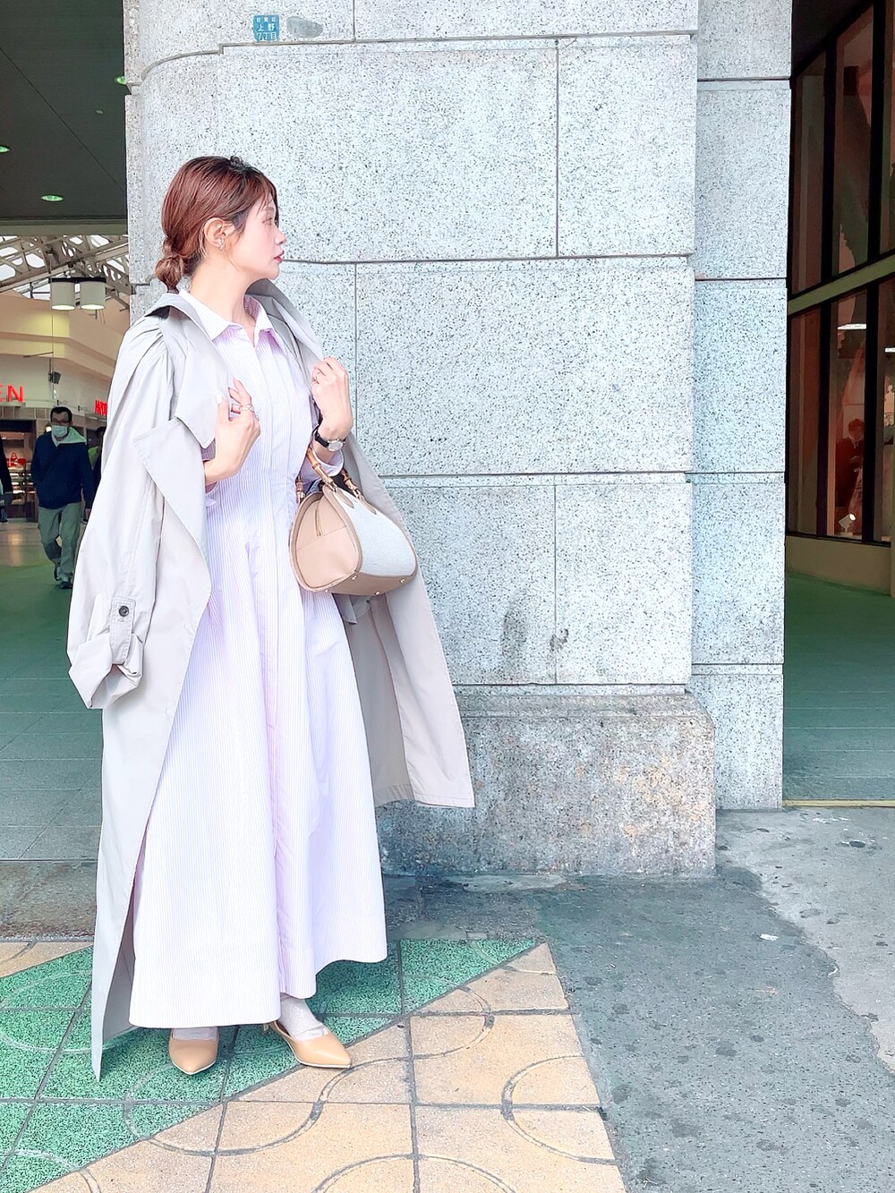 「春コーデ、シンプルスタイル、大人コーデ、おしゃれさんと繋がりたい、お出かけコーデ、ワンピース、トレンチコート、テチチ(Te chichi)、お花見コーデ、スタイルアップ、低身長コーデ、おちびさん」｜「Te chichiのフレアシャツワンピース（ワンピース、パープル系）」を使った、Rieさん（レディース・150cm）の春コーディネートの2枚目の写真