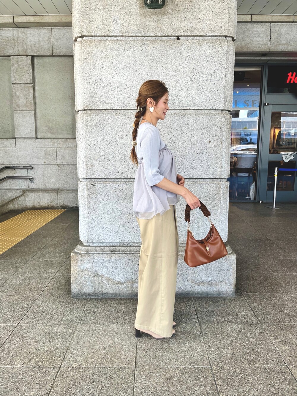 「チュールニット、チノパン、淡色コーデ、低身長女子、秋先取りコーデ、大人女子、夏秋ミックス、イエベ秋、テチチ(Te chichi)、半袖ニット」｜「Te chichiのニットドッキングペプラムプルオーバー（ニット/セーター、グレー系）」を使った、Rieさん（レディース・150cm）の秋コーディネートの3枚目の写真