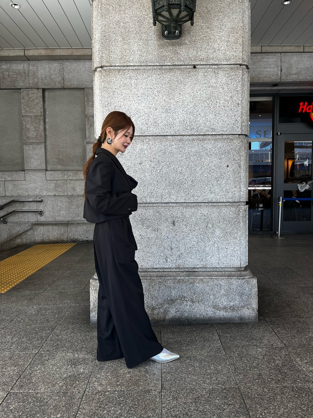 「ブラックコーデ、セレモニー、テチチ(Te chichi)、ショート丈、オールインワンコーデ」｜「Te chichiのショートテーラージャケット（セットアップ可）《2025spring catalog item》（ノーカラージャケット、ブラック系）」を使った、Rieさん（レディース・150cm）の冬コーディネートの3枚目の写真