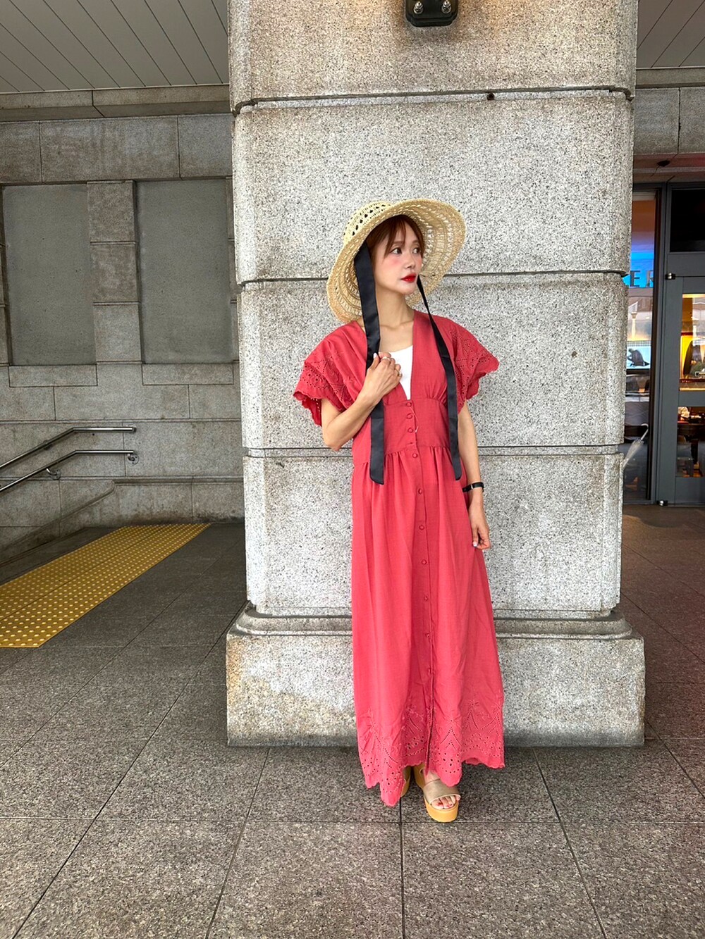 「夏コーデ、ワンピース、前あきワンピ、レースワンピース、厚底サンダル、帽子コーデ、テチチ(Te chichi)、低身長、ワンピースコーデ、ママコーデ、マキシ丈ワンピース」｜「Te chichiのスカラップエンブロイダリーワンピース（ワンピース、レッド系）」を使った、Rieさん（レディース・150cm）の夏コーディネートの4枚目の写真