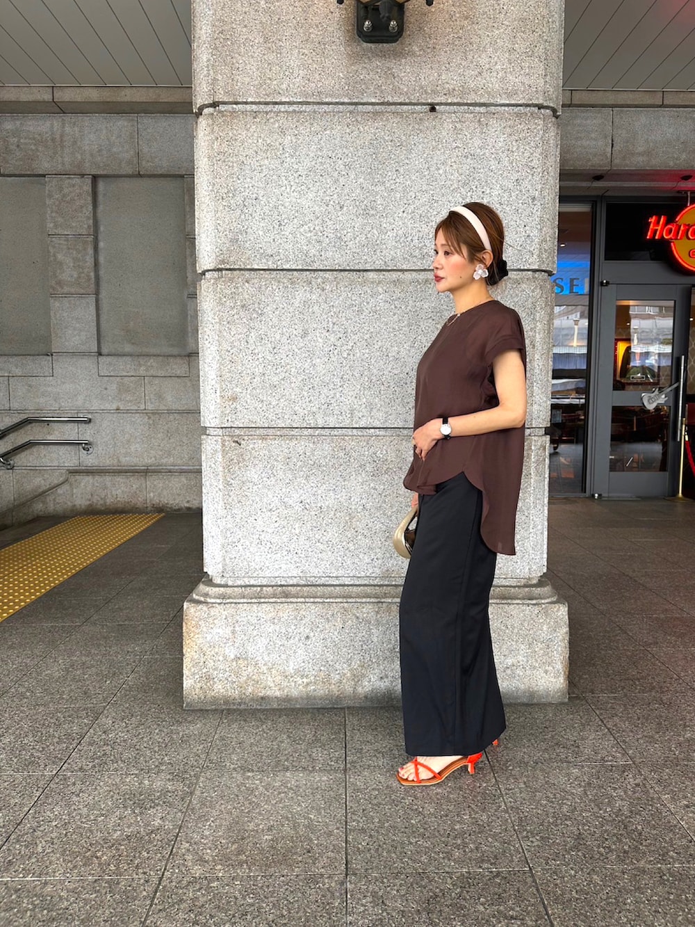 「テチチ(Te chichi)、ブラウン、タイトスカート、ミニバッグ、夏コーデ、低身長コーデ、おちびさん、大人コーデ、ママコーデ、ハイウエスト、タイトロングスカート、ブラウス、シースルートップス、透け感ブラウス、透け感トップス」｜「Te chichiのキャミ付シアーTブラウス（シャツ/ブラウス、ブラウン系）」を使った、Rieさん（レディース・150cm）の春コーディネートの4枚目の写真