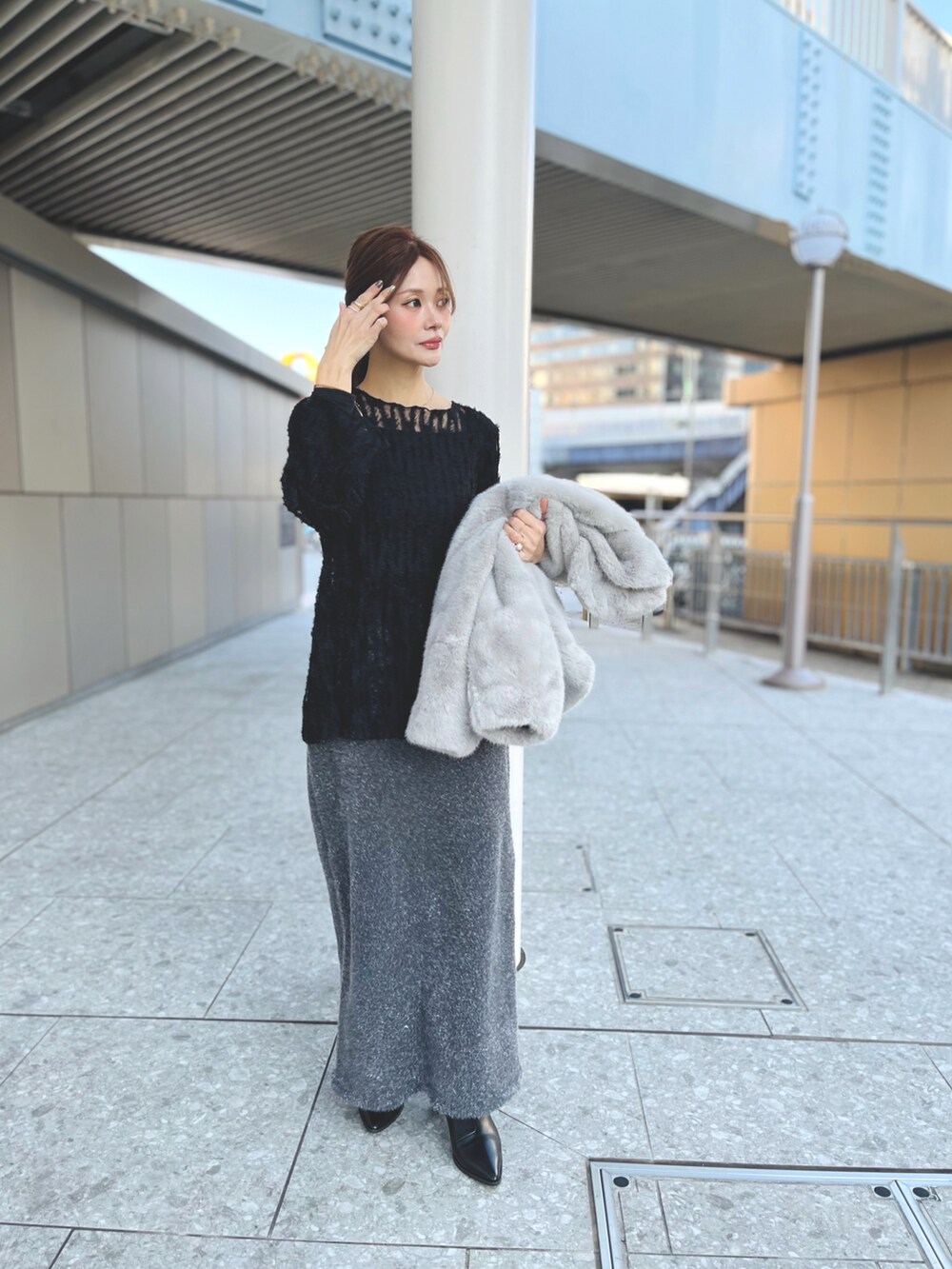 「ファーコート、グレーコーデ、ニットスカート、テチチ」｜「Te chichiのミンクタッチファー衿付ジップブルゾン（ブルゾン、グレー系）」を使った、Rieさん（レディース・150cm）の冬コーディネートの2枚目の写真