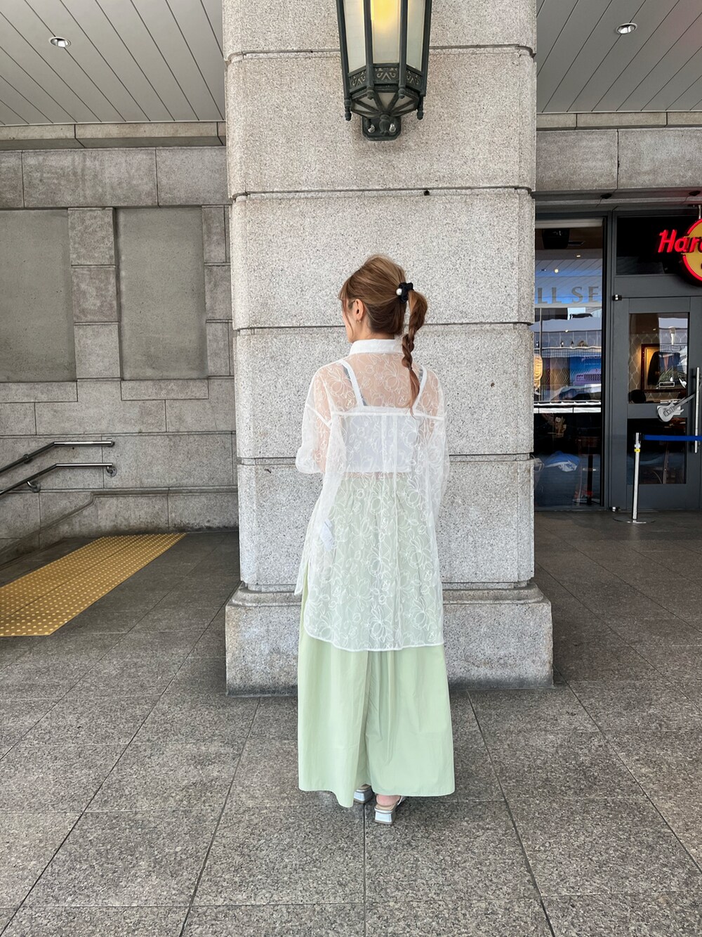 「大人女子、お出かけコーデ、春ファッション、低身長コーデ、テチチ(Te chichi)、骨格ストレート、お仕事コーデ、シースルー、40代ファッション」｜「Te chichiのアイテム（シャツ/ブラウス、ホワイト系）」を使った、Rieさん（レディース・150cm）の春コーディネートの4枚目の写真