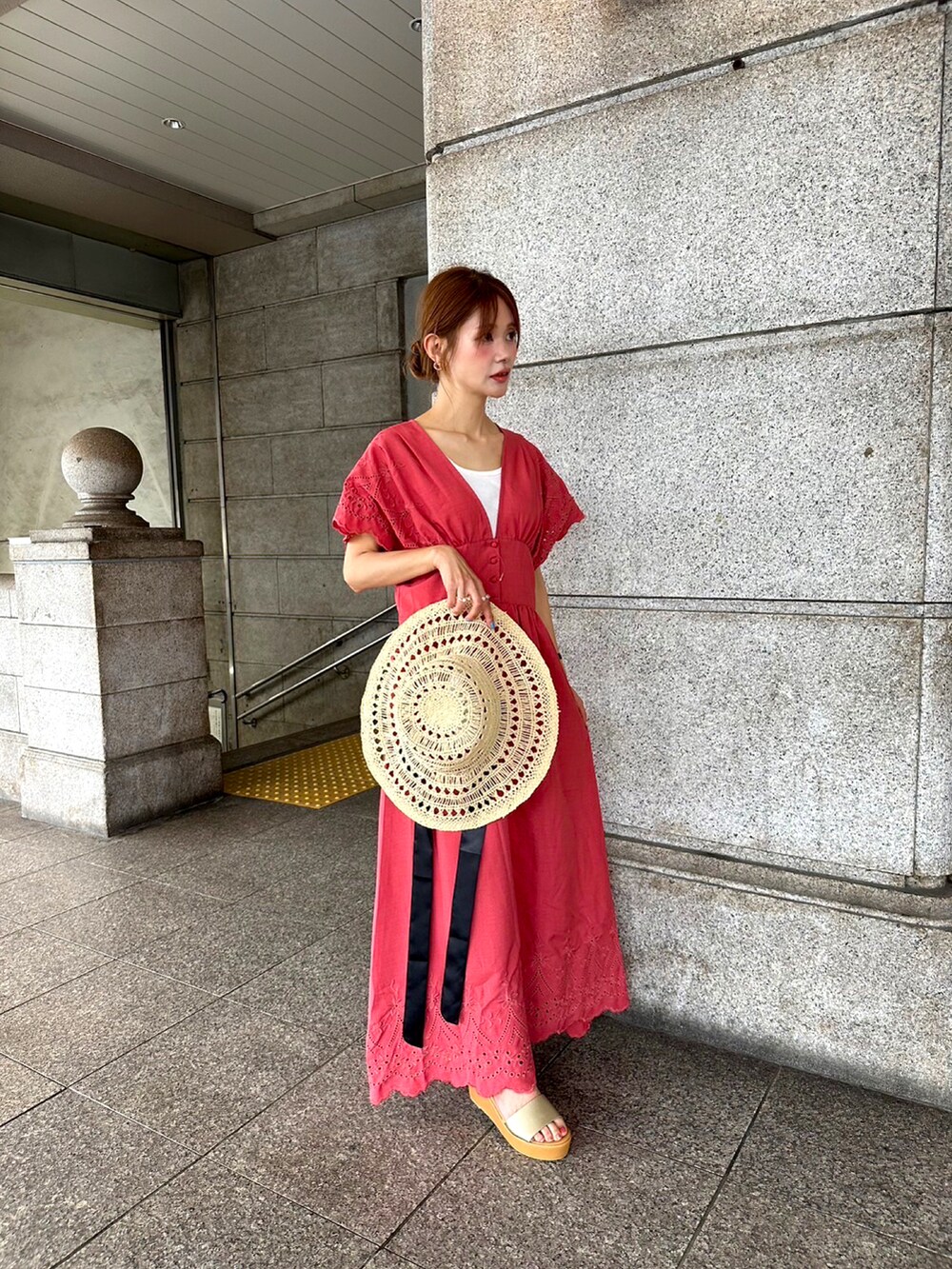 「夏コーデ、ワンピース、前あきワンピ、レースワンピース、厚底サンダル、帽子コーデ、テチチ(Te chichi)、低身長、ワンピースコーデ、ママコーデ、マキシ丈ワンピース」｜「Te chichiのスカラップエンブロイダリーワンピース（ワンピース、レッド系）」を使った、Rieさん（レディース・150cm）の夏コーディネートの2枚目の写真