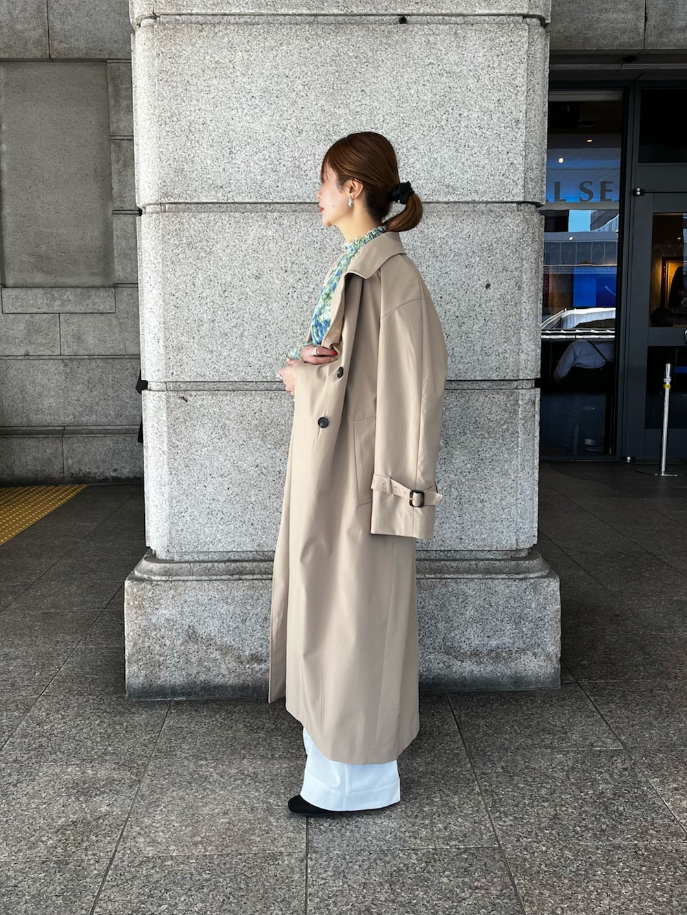 「春色、テチチ(Te chichi)、春カラー、パンツスタイル、花柄ブラウス、トレンチコート、透け感ブラウス、オフィスカジュアル」｜「Te chichiのフラワープリントシアーフリルブラウス《2025spring catalog item》（シャツ/ブラウス、ブルー系）」を使った、Rieさん（レディース・150cm）の春コーディネートの2枚目の写真