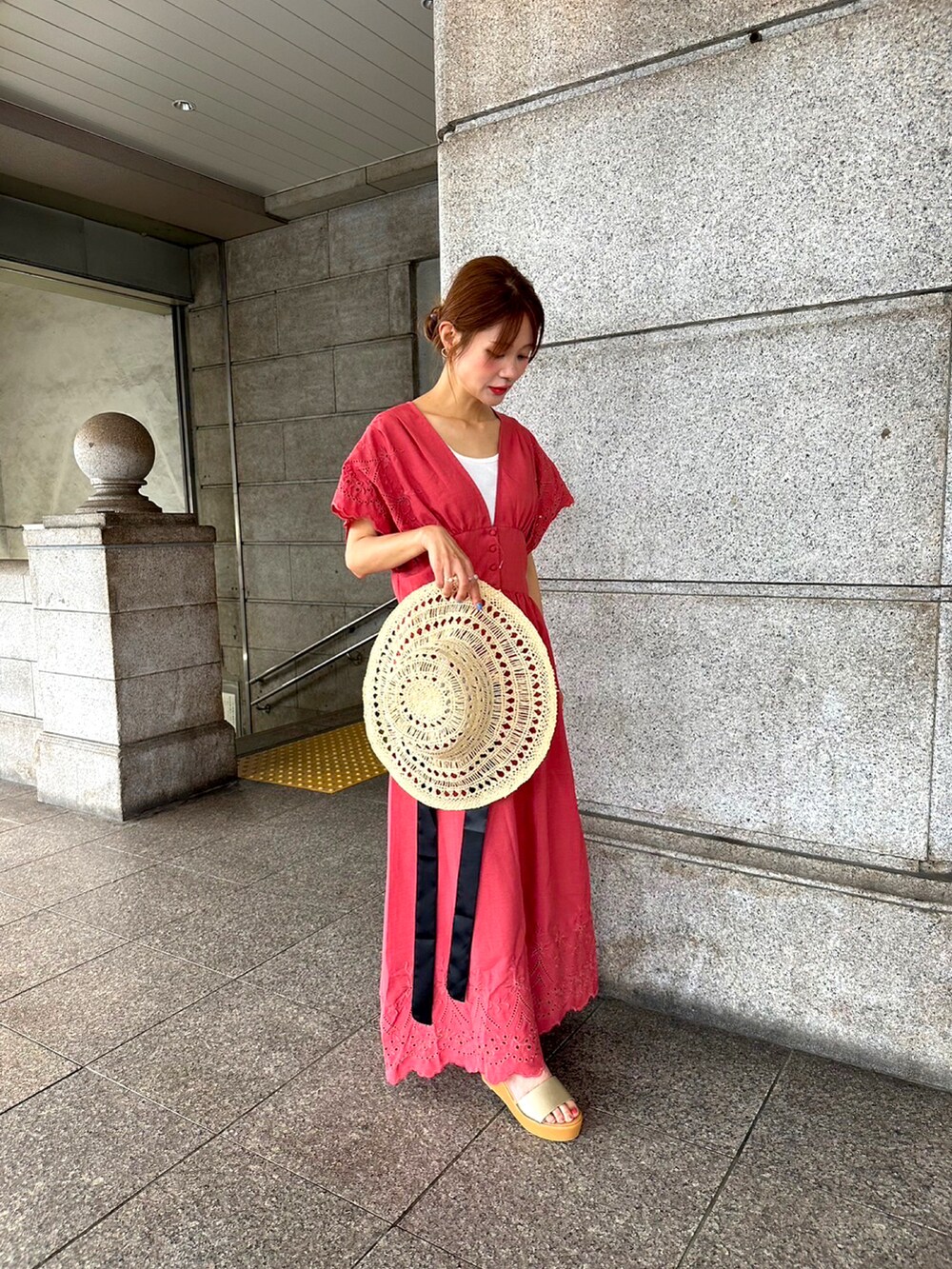 「夏コーデ、ワンピース、前あきワンピ、レースワンピース、厚底サンダル、帽子コーデ、テチチ(Te chichi)、低身長、ワンピースコーデ、ママコーデ、マキシ丈ワンピース」｜「Te chichiのスカラップエンブロイダリーワンピース（ワンピース、レッド系）」を使った、Rieさん（レディース・150cm）の夏コーディネートの3枚目の写真